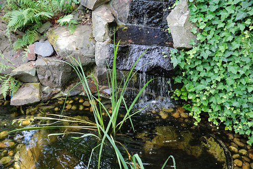 Gartenteich mit Wasserlauf